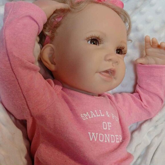 Ashton Drake Galleries So Truly Real 'Picture Perfect' Doll by Waltraud Hanl - Picture 4 of 10